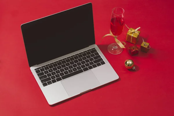 Obszar Roboczy Laptopa Świąteczne Ozdoby Czerwonym Tle — Zdjęcie stockowe