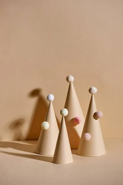 ベージュの背景の紙で作られた創造的なクリスマス ツリー — ストック写真
