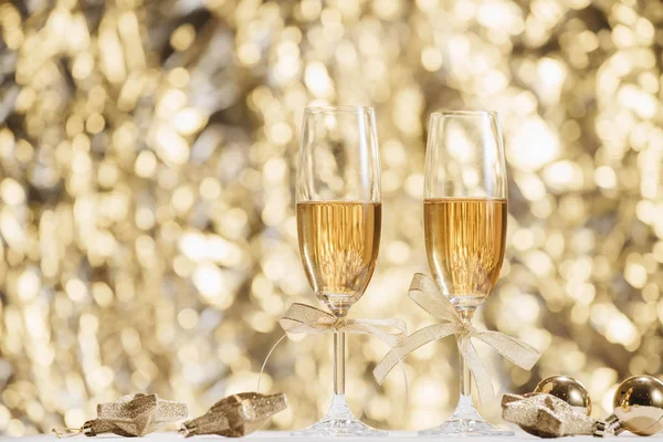 Due Bicchieri Champagne Con Luci Bokeh Sullo Sfondo — Foto Stock