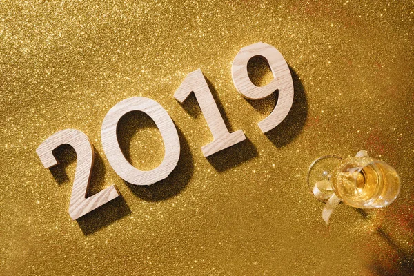 Numeri Legno 2019 Bicchiere Champagne Sfondo Dorato Glitter — Foto Stock