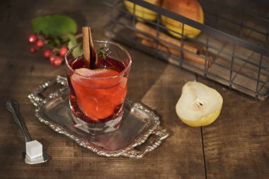 Tarçın ile kokteyl cam elma armut sopa, anason ahşap arka plan üzerinde yıldız