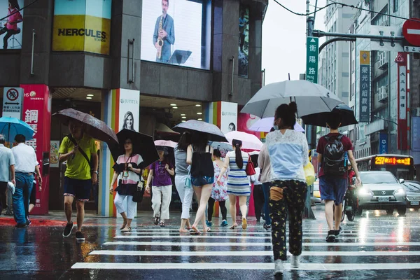 Taipei City Taiwan June 2018 Crowded Street People Umbrellas Heavy — Stock Photo, Image