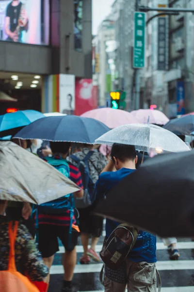 台湾台北市 大雨中拥挤的街道上 有人被雨伞遮挡 — 图库照片