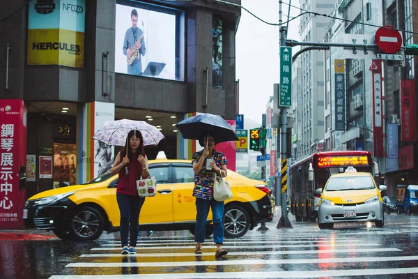 Taipei City Taiwan June 2018 Crowded Street People Umbrellas Heavy — Stock Photo, Image