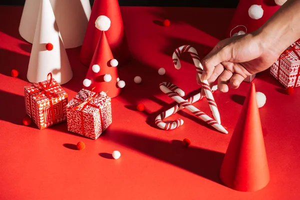 Arbres Noël Créatifs Papier Sur Fond Rouge Avec Cannes Bonbons — Photo