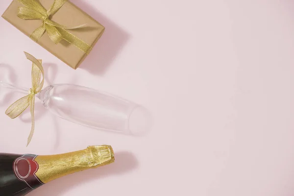 Şişe Şampanya Cam Hediye Kutusu Pembe Bir Arka Plan Üzerinde — Stok fotoğraf