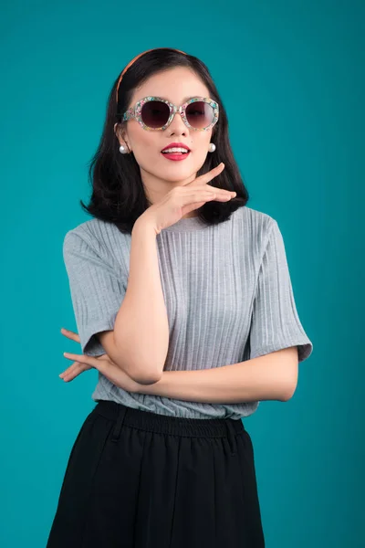 Sonriente Mujer Asiática Vestida Estilo Pin Con Gafas Sobre Fondo —  Fotos de Stock