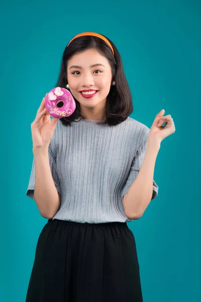 Glimlachend Mooie Aziatische Vrouw Gekleed Pin Stijl Houdt Donut Blauwe — Stockfoto