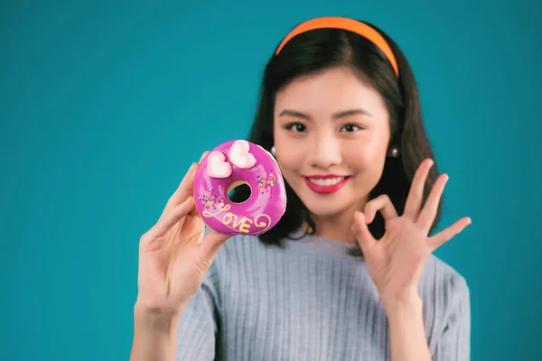 Glimlachend Mooie Aziatische Vrouw Gekleed Pin Stijl Houdt Donut Blauwe — Stockfoto