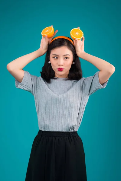 Glimlachend Mooie Pinup Aziatisch Meisje Houdt Van Gehalveerde Oranje Blauwe — Stockfoto