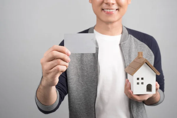 Manos Con Tarjeta Crédito Modelo Casa Sobre Fondo Gris — Foto de Stock