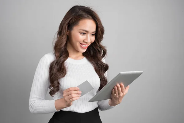 Šťastné Mladé Asijské Žena Digitálním Tabletu Kreditní Kartou Šedém Pozadí — Stock fotografie