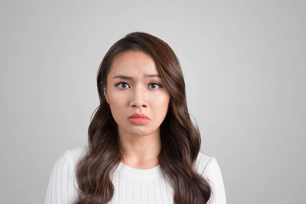 Mooie Aziatische Jonge Vrouw Met Droevig Gezicht Grijze Achtergrond — Stockfoto