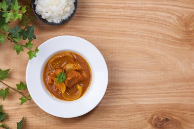 Vietnam tavuk köri ahşap arka plan üzerinde plaka