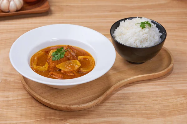 Leckeres Abendessen Mit Hühnercurry Und Reis Schüsseln Auf Holzgrund — Stockfoto