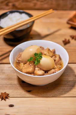 Tayvanlı mutfağı. Kızarmış domuz eti ve yumurta ile pirinç.