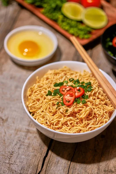 Instant Noodle Skål Kokta Kryddig Smak Topping Med Ägg — Stockfoto
