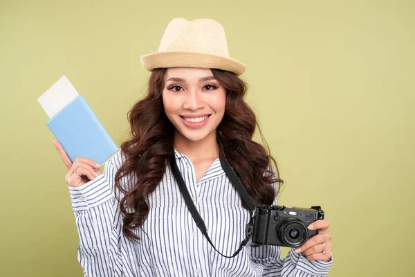 Muito Jovem Viajante Feminino Com Câmera Digital Documentos Sobre Fundo — Fotografia de Stock