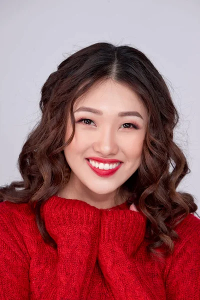 Retrato Chica Asiática Sonriente Suéter Lana Punto Rojo — Foto de Stock