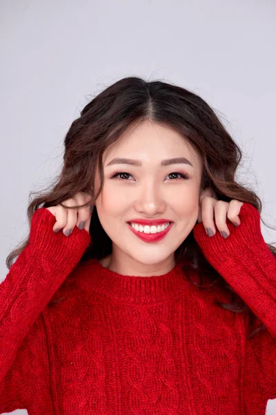 Ritratto Ragazza Asiatica Sorridente Maglione Lana Rosso Lavorato Maglia — Foto Stock