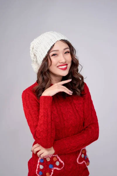 暖かい服立っている灰色の背景上に赤い唇と美しい笑顔の若い女性 — ストック写真