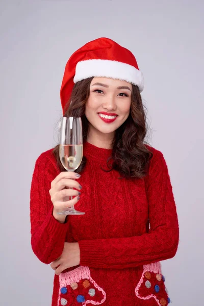 Donna Allegra Indossando Cappello Natale Maglione Rosso Possesso Bicchiere Champagne — Foto Stock