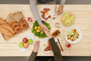 birlikte akşam yemeği yerken elini sıkarken çift