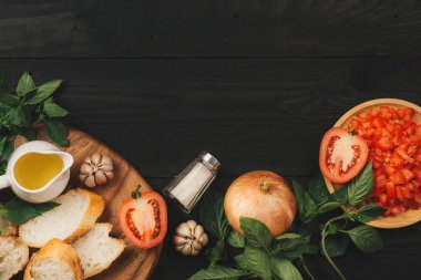 Lezzetli İtalyan domates bruschetta Doğranmış sebzeler, otlar ve yağ ile hazırlama