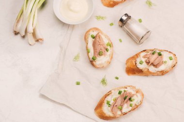 Meze bruschetta elma, bal ve ceviz beyaz yüzeyi ile