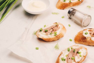 Meze bruschetta elma, bal ve kağıt üzerinde ceviz ile