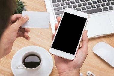 dizüstü bilgisayar ile ahşap masa, kredi kartı ve smartphone holding insan eller
