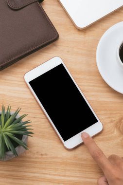 Saksılı bitki ile ahşap masa üstünde Smartphone dokunmadan eller