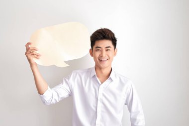 Boş konuşma balonu beyaz arka planda tutan neşeli düşünen adam