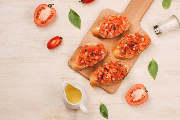 Bruschetta Italiana Con Tomates Asados Queso Mozzarella Hierbas Una Tabla —  Fotos de Stock