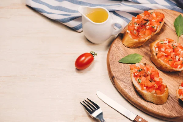 Bruschetta Italiana Con Tomates Asados Queso Mozzarella Hierbas Una Tabla —  Fotos de Stock