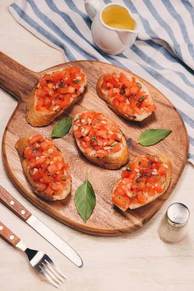 Bruschetta Simple Italiano Apetitoso Con Tomate Sobre Mesa Madera —  Fotos de Stock