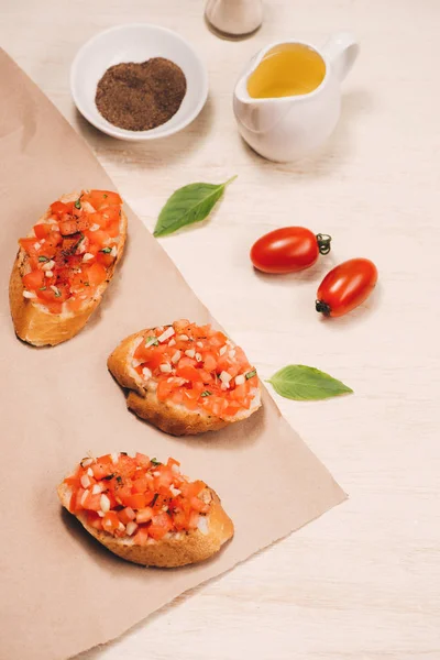 Bruschetta Italiana Con Tomates Asados Queso Mozzarella Hierbas Sobre Papel —  Fotos de Stock