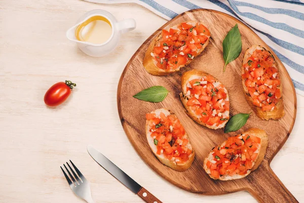 Bruschetta Simple Italiano Apetitoso Con Tomate Sobre Mesa Madera —  Fotos de Stock