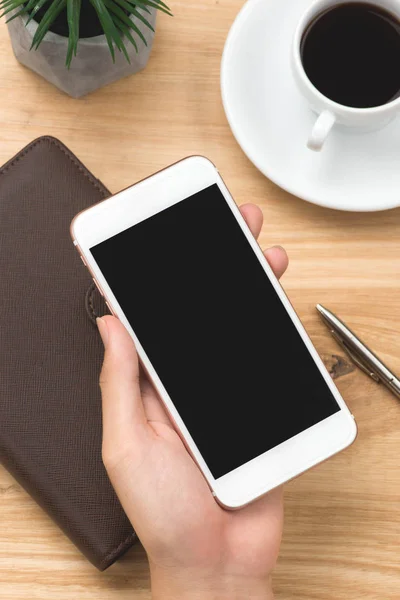 Human Hand Holding White Phone Blank Screen Wooden Table — Stock Photo, Image