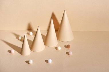 Kağıt arka plan bej üzerinde yaratıcı Noel ağaçları yapılmış