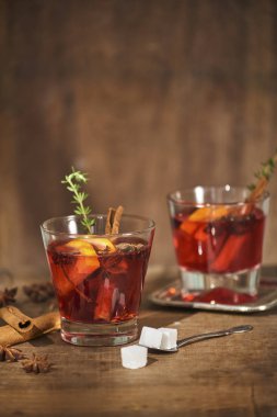 limon, tarçın çubuğu ve anason yıldızlı rustik ahşap zemin üzerine çay bardak