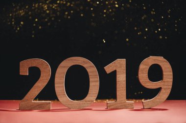 ahşap numara 2019 Happy New Year karanlık glitter arka plan üzerinde