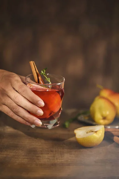 Menschliche Hand Hält Ein Glas Hausgemachten Glühbirnenmost Mit Zimtstange Auf — Stockfoto