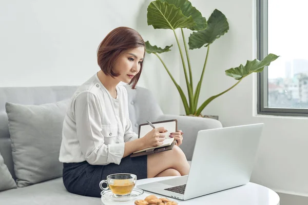 Mujer Asiática Cafetería Usando Ordenador Portátil Nota Algunos Datos Bloc — Foto de Stock