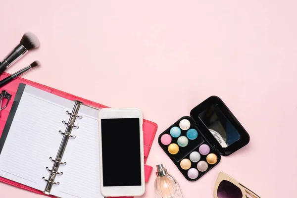 Composição Com Teclado Computador Cosméticos Flores Fundo Cores Beleza Conceito — Fotografia de Stock