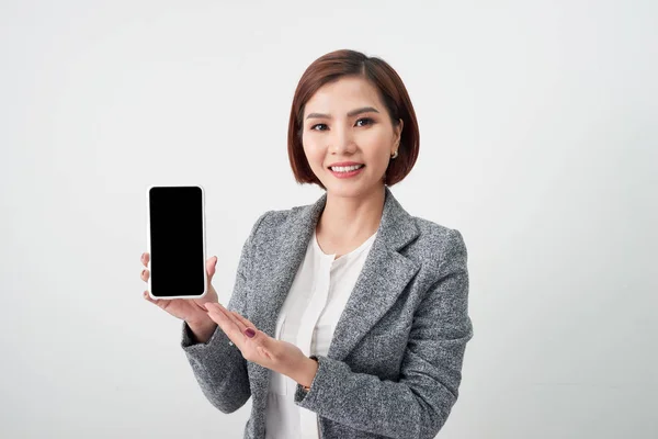 Atractiva Joven Mujer Asiática Mostrando Teléfono Inteligente Móvil Sus Manos —  Fotos de Stock