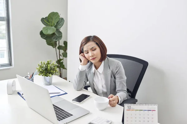 Müde Junge Geschäftsfrau Sitzt Mit Geschlossenen Augen Schreibtisch Büro — Stockfoto