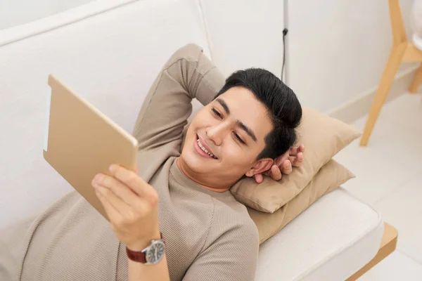 Hombre Leyendo Libro Electrónico Tableta Sentado Cómodo Sofá Casa — Foto de Stock