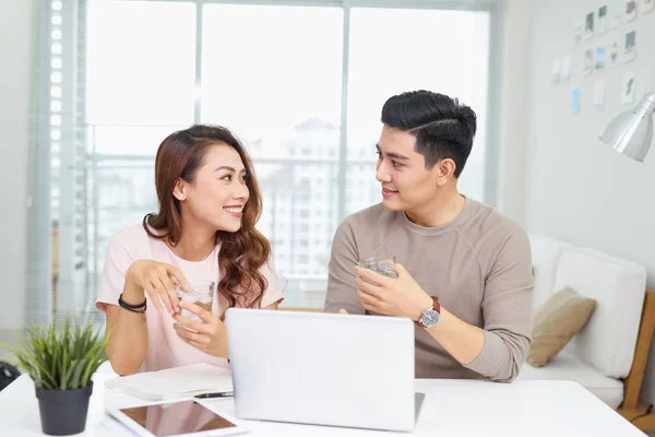 Zakenman Zakenvrouw Werken Met Laptop Moderne Kantoor — Stockfoto