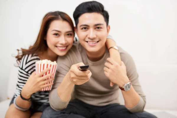 Young Couple Watching Eating Pop Corn Having Fun Together — Stockfoto